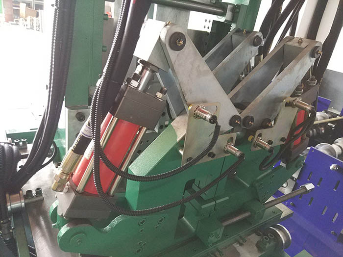  全自動C/Z型鋼一體機又叫C/Z互換壓型機,C、Z互換檁條機，是將C型機和Z型機合二為一的壓瓦機設備，為用戶提供的可通過PLC電腦控制在短時間內實現C/Z兩種型號各種規(guī)格檁條互換生產的高自動化檁條成型設備。正創(chuàng)品牌全自動C、Z互換檁條機生產過程完全自動控制，換規(guī)格時無須更換成型輥，徹底改變了使用C、Z兩種不同設備分別加工C、Z型兩種不同檁條的歷史，為用戶節(jié)省了大量的投資成本與場地空間。    C/Z互換檁條機產品亮點： 1、生產的C型檁條平直度好，具有良好的抗壓抗彎能力； 2、生產的Z型檁條可反向搭接安裝，連接點安裝強度加大； 3、全自動電控系統(tǒng)設有報錯裝置，確保生產線的安全穩(wěn)定； 4、驅動采用減速電機加變頻控制，速度控制，定長、定位準確可靠； 5、可以輥壓CZ兩種不同型材，節(jié)約了用戶的購買成本和場地空間； 6、無須更換成型輥便可實現兩種型號型材的轉換，速度快、效率高。  正創(chuàng)C、Z互換檁條機由導向、矯平裝置、2臺液壓沖孔裝置、液壓切斷裝置、電控系統(tǒng)、液壓系統(tǒng)等組成。該設備通過三個減速機，經鏈輪齒輪固定轉動固定軸，實現不同型號檁條的互換，可通過手工旋轉固定旋轉板來實現C/Z互換，檁條輸入的長度、縱向孔距、數量等參數，設備即可進行自動沖孔、切斷、成型。全自動C/Z型檁條機具有運行穩(wěn)定可靠，沖壓孔精密度高，產量高，為廣大用戶帶來使用的便捷。  選型建議： 正創(chuàng)全自動C/Z型鋼一體機整機外形美觀、生產效率高，生產速度達到20m/min，其他常規(guī)參數有：成型輥道數為12道、機組*大切斷寬度300mm、*大剪切厚度3mm，如有特殊需求，建議您隨時撥打正創(chuàng)服務熱線：138-6180-1880，公司專業(yè)技術人員將會根據您的要求提供給您*為滿意的答復。  全自動C Z型鋼參數：